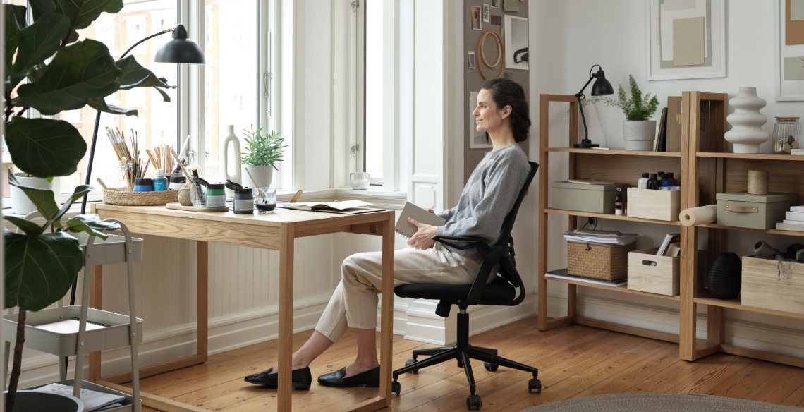 bàn ghế làm việc phù hợp không chỉ là một sự thoải mái mà còn là một sự đầu tư quan trọng vào sức khỏe