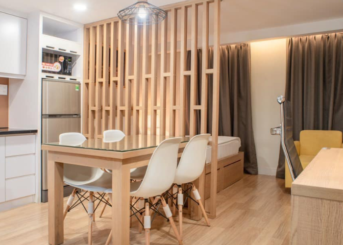 Thiết kế vách ngăn bằng gỗ đơn giản cho chung cư dạng studio
