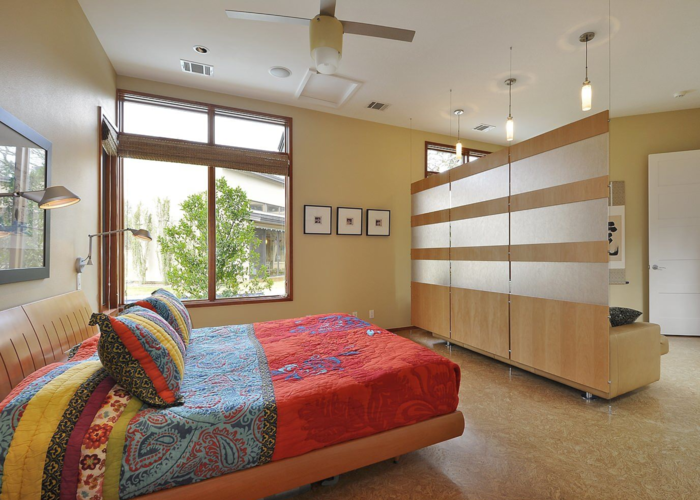 Vách ngăn phòng ngủ bằng gỗ công nghiệp đơn giản, hài hòa với màu sắc tổng thể 