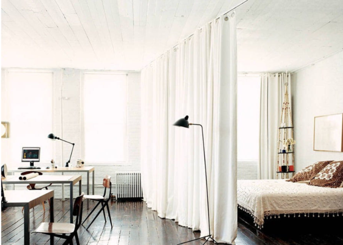 Vách ngăn phòng ngủ bằng rèm vải nhẹ nhàng, uyển chuyển tạo sự thoáng đãng cho căn phòng