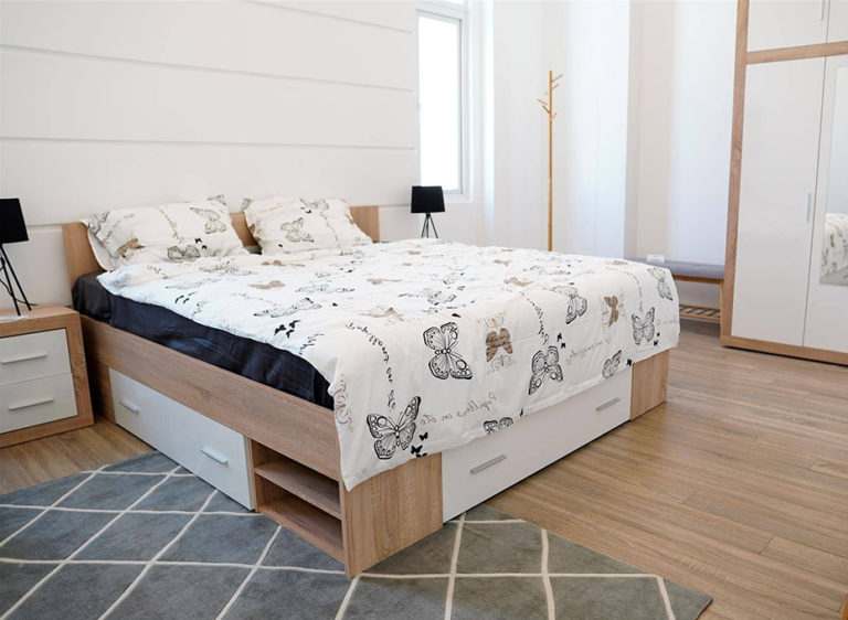 Màu trắng và màu gỗ tự nhiên là màu sơn phòng ngủ phù hợp mệnh gia chủ mệnh kim