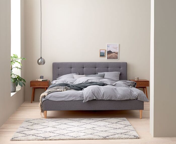 Giường gỗ bọc vải MILLINGE tạo sự nhẹ nhàng và thoải mái khi nghỉ ngơi 
