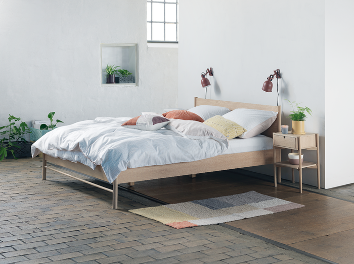 Mẫu giường DABLY gỗ công nghiệp được thiết kế theo phong cách Bắc Âu đơn giản và tinh tế.