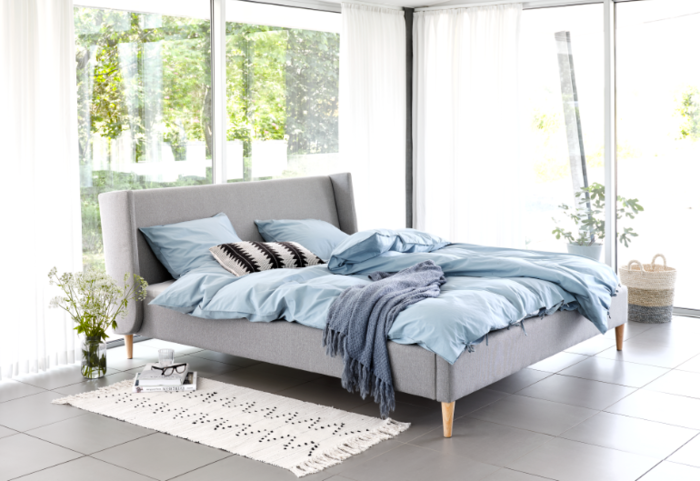 Mẫu giường KUNGSHAMN xám nhạt với chất liệu  gỗ công nghiệp bọc vải polyester 