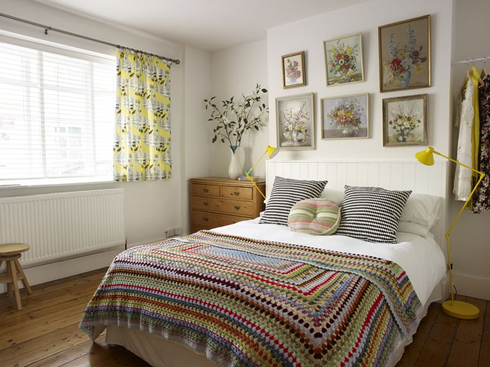 Mẫu giường ngủ vơi thiết kế đơn giản, cùng các hoạ tiết hoa văn tinh tế tư nội thất tạo sự tươi mới cho không gian