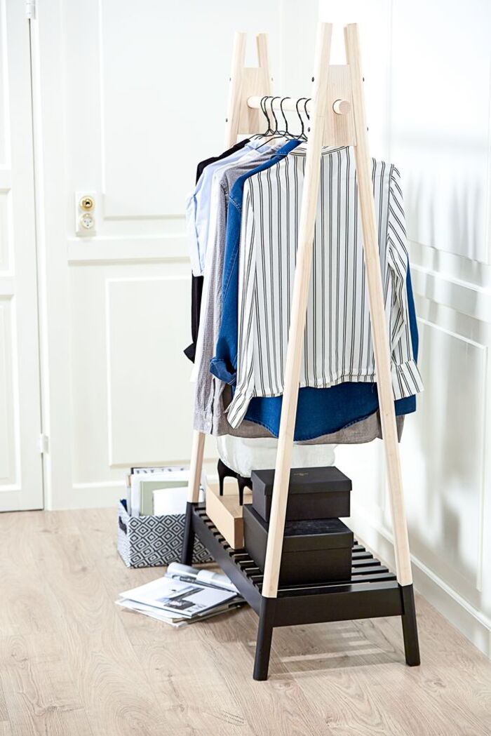 có thể thay tủ quần áo thành các kệ gỗ treo đồ cho phòng ngủ hiện đại thêm gọn gàng và tối ưu được diện tích sử dụng