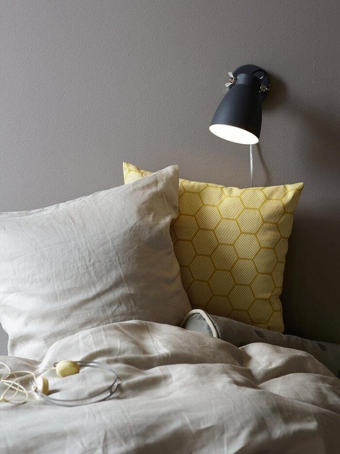 Ý tưởng thiết kế phòng ngủ nhỏ sử dụng đèn gắn tường vừa giúp tiết kiệm không gian hiệu quả