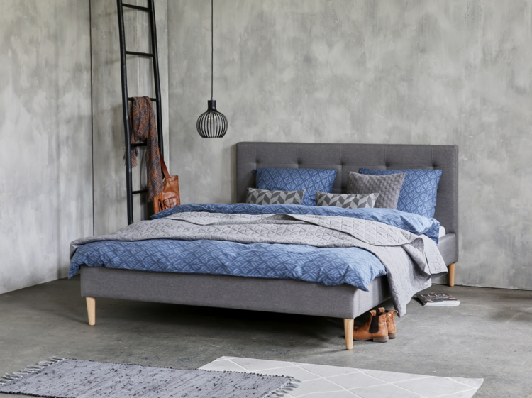 Phòng ngủ sơn tường màu xám, gường ngủ xám, drap giường xanh dương