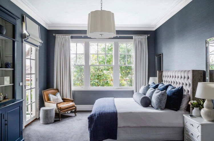 Phòng ngủ sơn tường màu xanh xám với hai cửa sổ lớn nhiều ánh nắng