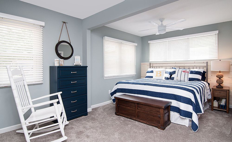 Phòng ngủ phối màu xanh dương đậm và xám