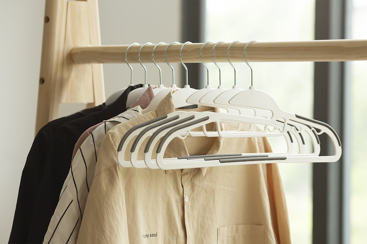 Sử dụng móc treo, khung treo để bảo quản chất lượng của các loại quần áo