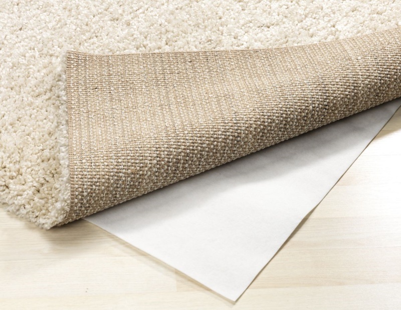 Thảm phòng khách chất liệu sợi polypropylene mang lại sự thoáng mát, sạch sẽ cho không gian. 