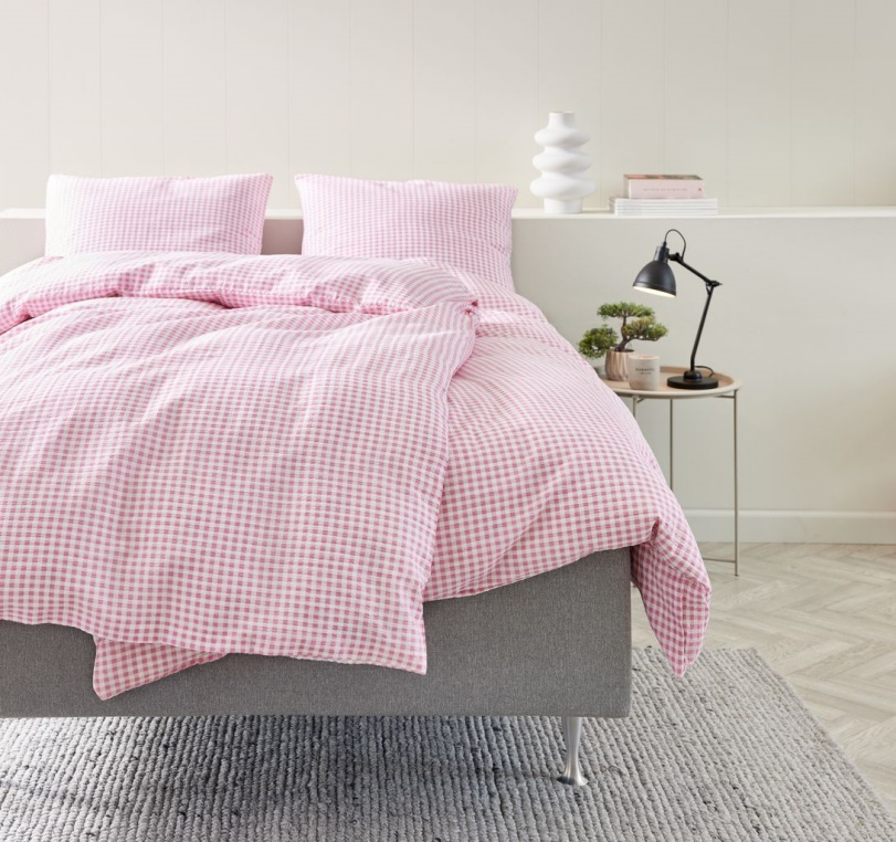 Không gian phòng ngủ sử dụng màu sơn tường hồng ngọt ngào, dễ thương cho các bạn nữ