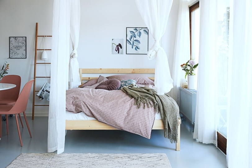 Cách trang trí phòng ngủ nhỏ cho nữ đẹp, đơn giản, dễ thương. Ảnh: JYSK
