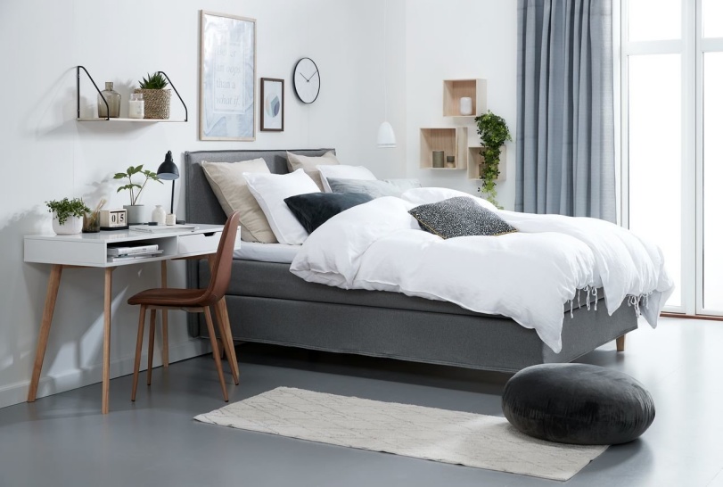 Mẫu thiết kế phòng ngủ đơn giản 12m2 hiện đại, tiện nghi với đầy đủ đồ dùng nội thất. Ảnh: JYSK