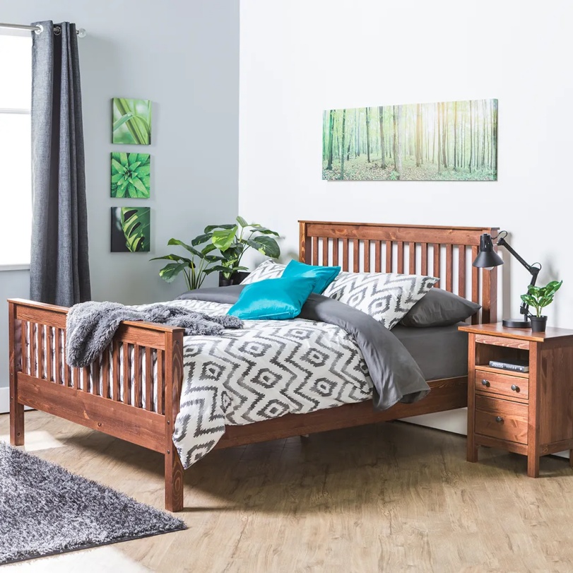 Mẫu thiết kế phòng ngủ đơn giản 15m2 sử dụng chất liệu gỗ và cây xanh gần gũi với thiên nhiên. Ảnh: JYSK