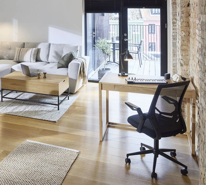 Ngoài bộ đôi bàn ghế làm việc, bạn có thể trang trí thêm thảm trải sàn hoặc cây cối để căn phòng không đơn điệu và tạo cảm hứng làm việc. 