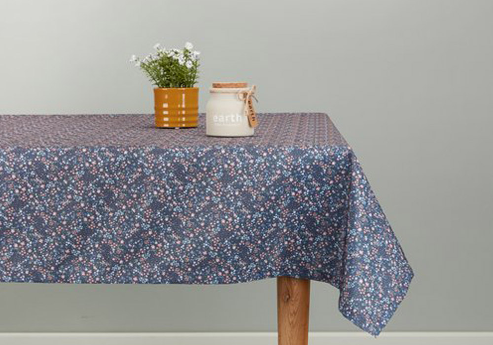 Khăn trải bàn BUKKEBLAD chất polyester nhiều màu kích thước R140xD220cm