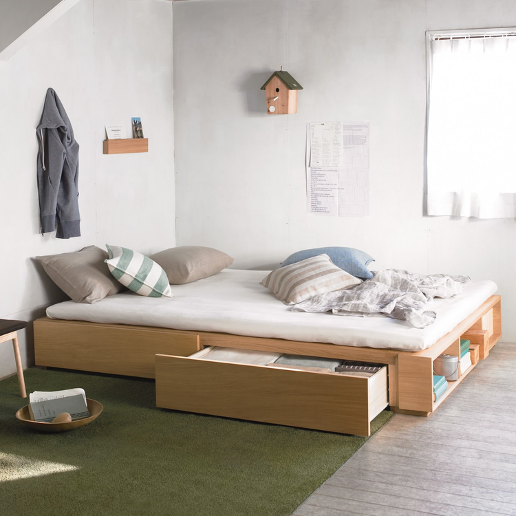 Nếu phòng ngủ của bạn có diện tích nhỏ, hãy thử mẫu giường pallet kết hợp với tủ chứa đồ để căn phòng gọn gàng hơn