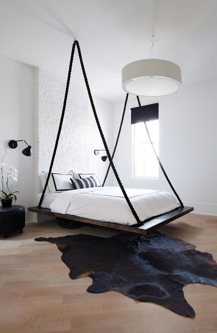 Một mẫu thảm trải sàn với thiết kế độc đáo kết hợp cùng giường treo sẽ đem đến cho bạn một cảm giác mới lạ