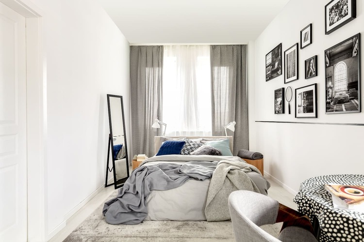 Mẫu phòng ngủ bình dân diện tích nhỏ với rèm cửa trang trí 2 lớp màu trắng - xám