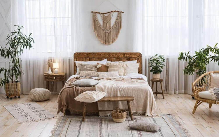 Mẫu trang trí phòng ngủ bình dân phong cách vintage với rèm cửa màu trắng nhẹ nhàng
