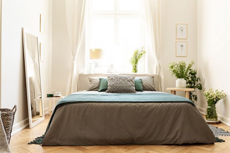 Mẫu phòng ngủ đơn giản, trang trí bằng nhiều cây xanh và rèm trắng mang đến cảm giác thư giãn, tận dụng nhiều ánh sáng tự nhiên