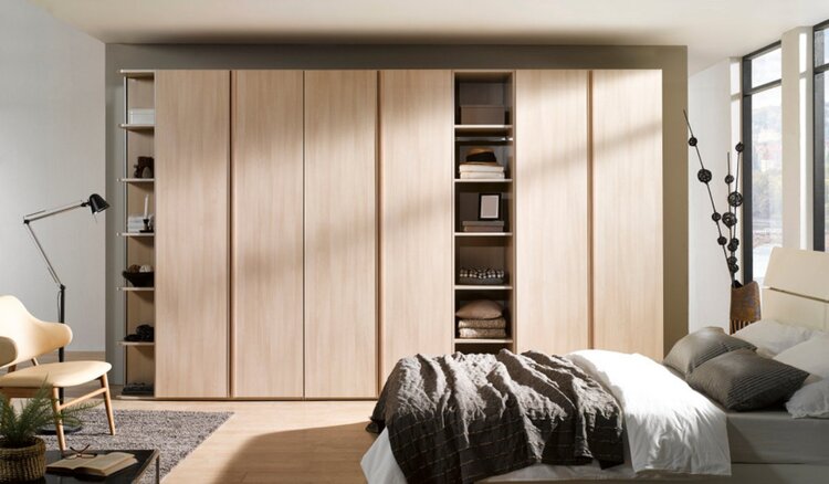 Gợi ý thiết kế phòng ngủ bình dân với hệ tủ âm tường giúp lưu trữ đồ đạc gọn gàng, ngăn nắp