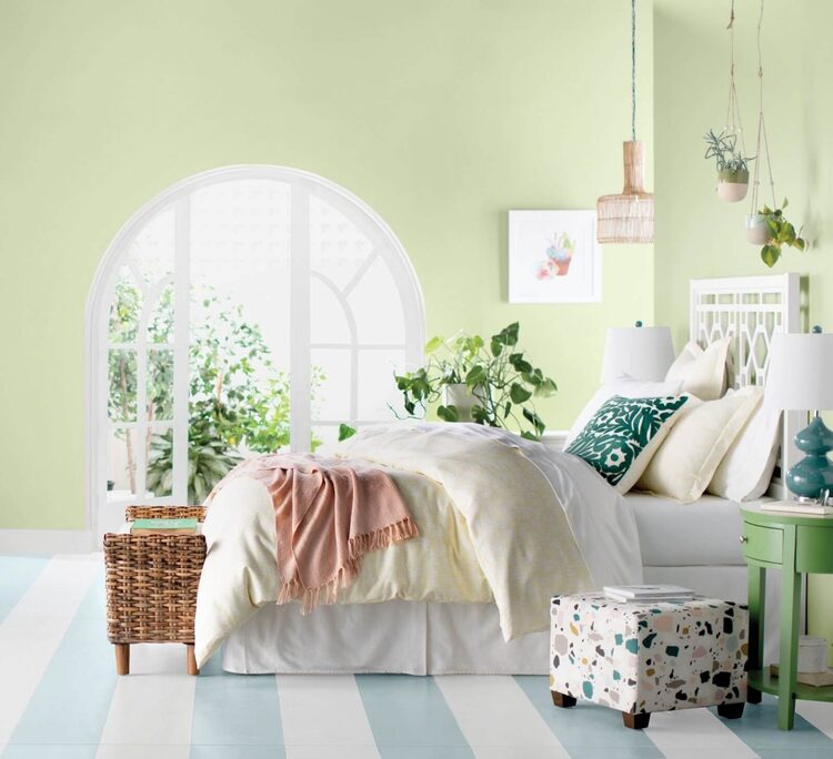 Mẫu trang trí phòng ngủ hiện đại với tông xanh chủ đạo và nhiều cây xanh mát mắt