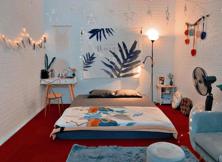 Mẫu trang trí phòng ngủ nhỏ bình dân không cần giường với xốp dán tường, dây đèn lung linh