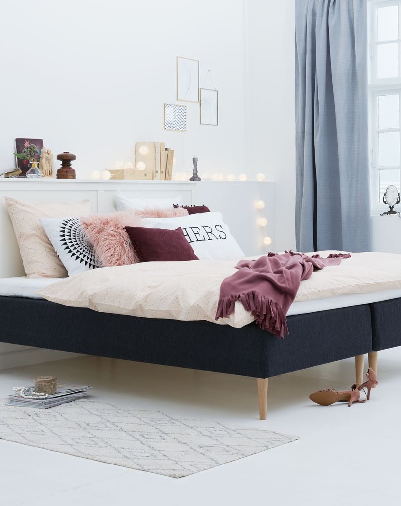 Mẫu thiết kế phòng ngủ nhỏ 9m2 với phụ kiện trang trí đầu giường tô điểm cho không gian