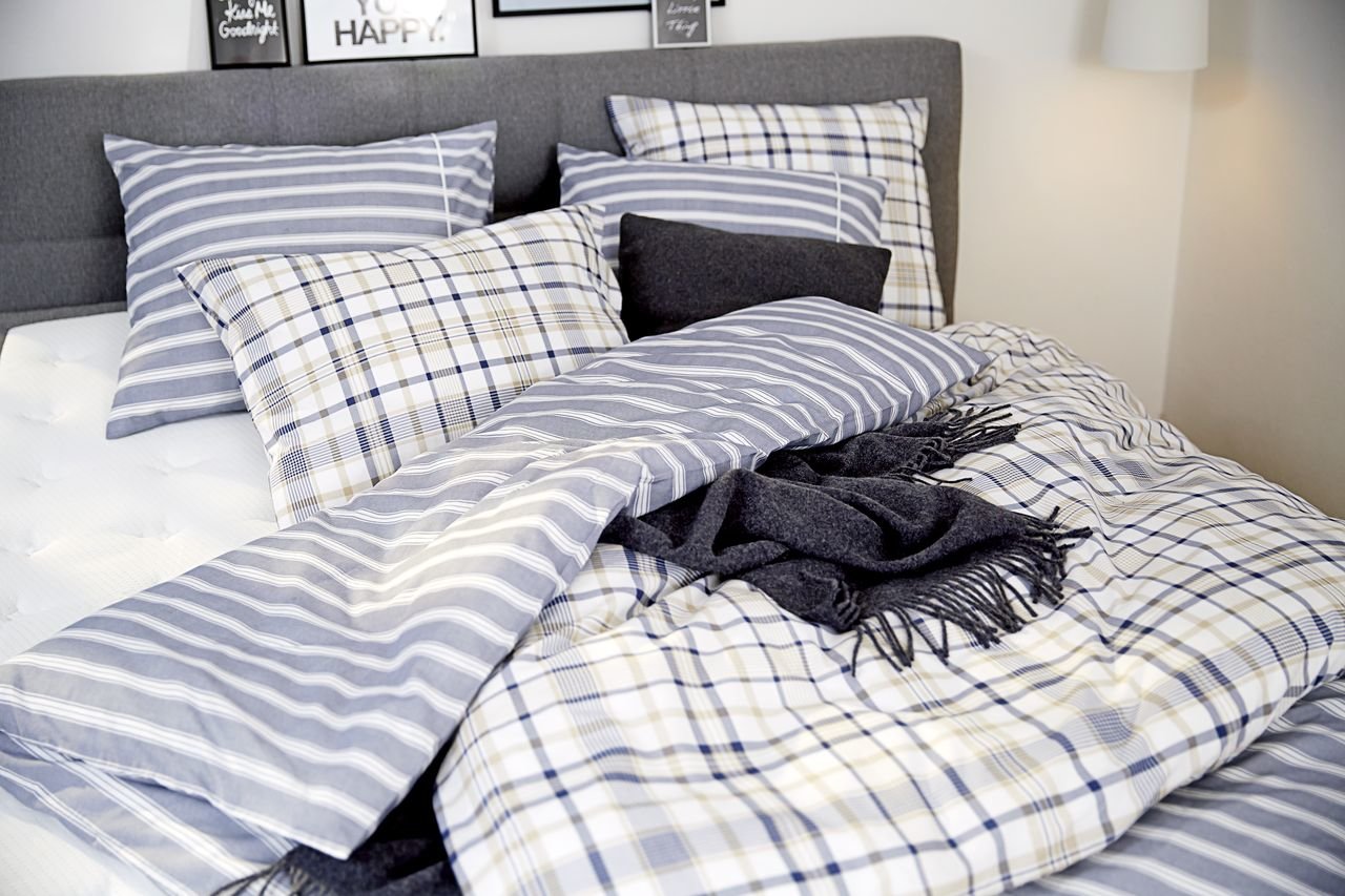 Mẫu thiết kế phòng ngủ nhỏ 7m2 với bộ chăn ga gối kẻ sọc đẹp giúp phòng ngủ có cảm giác cao hơn