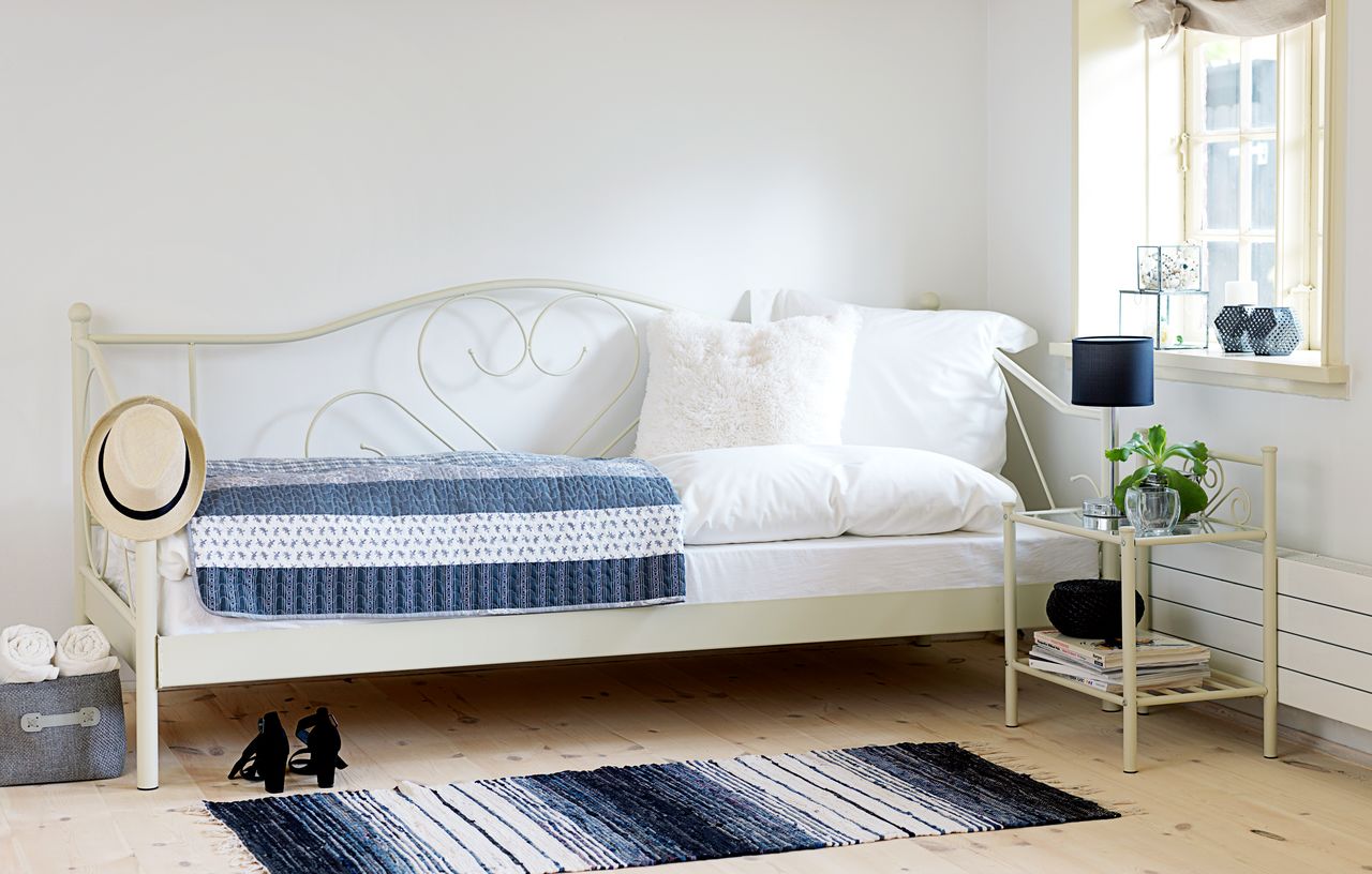 Sơn phòng ngủ màu trắng giúp không gian phòng thêm hiện đại, tinh tế và mang lại cảm giác yên bình