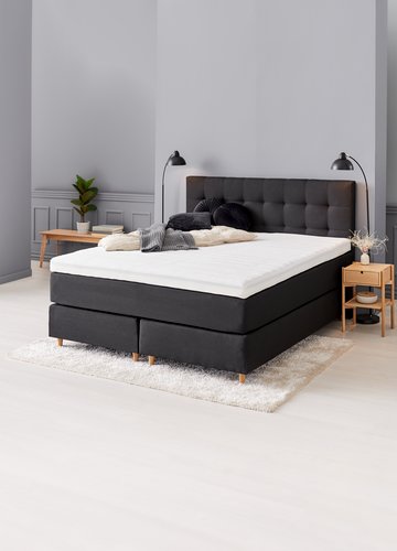 Mẫu phòng ngủ màu xám đơn giản với một số vật dụng nội thất cơ bản