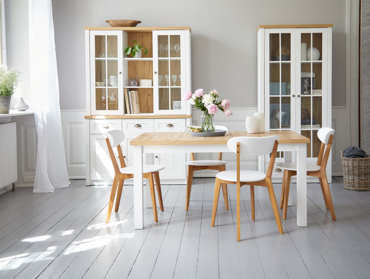 Bộ bàn ghế là điểm nhấn nổi bật giúp trang trí phòng ăn đẹp, hiện đại và tinh tế