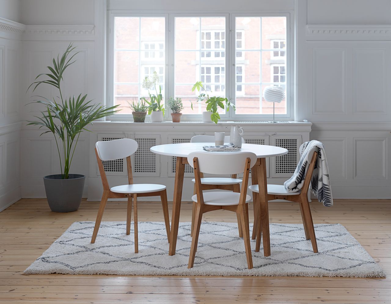 Mẫu phòng ăn hiện đại với màu trắng chủ đạo và nội thất gỗ tự nhiên phong cách Scandinavian