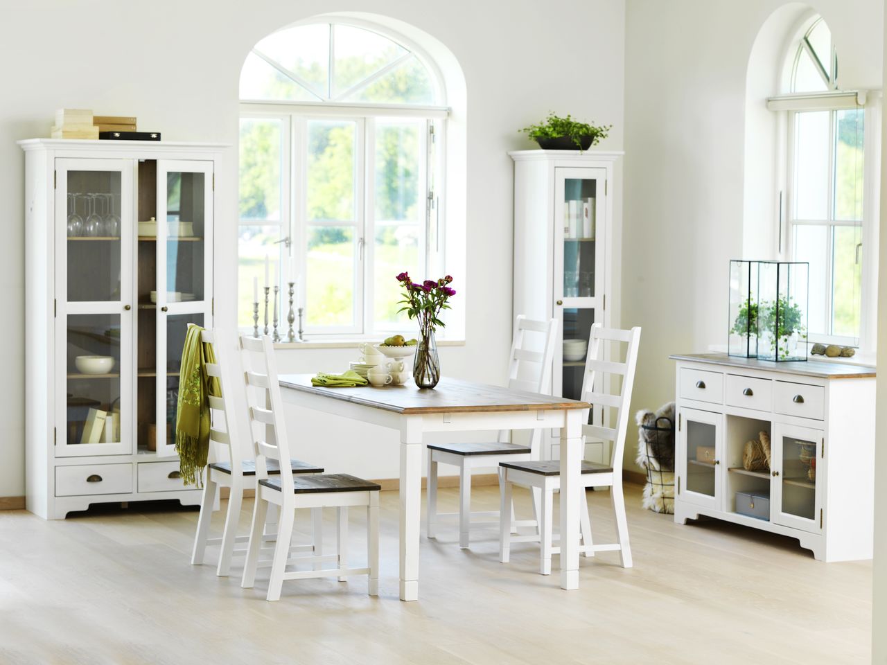 Trang trí nhà bếp thanh lịch với tường trắng giúp không gian thêm rộng mở