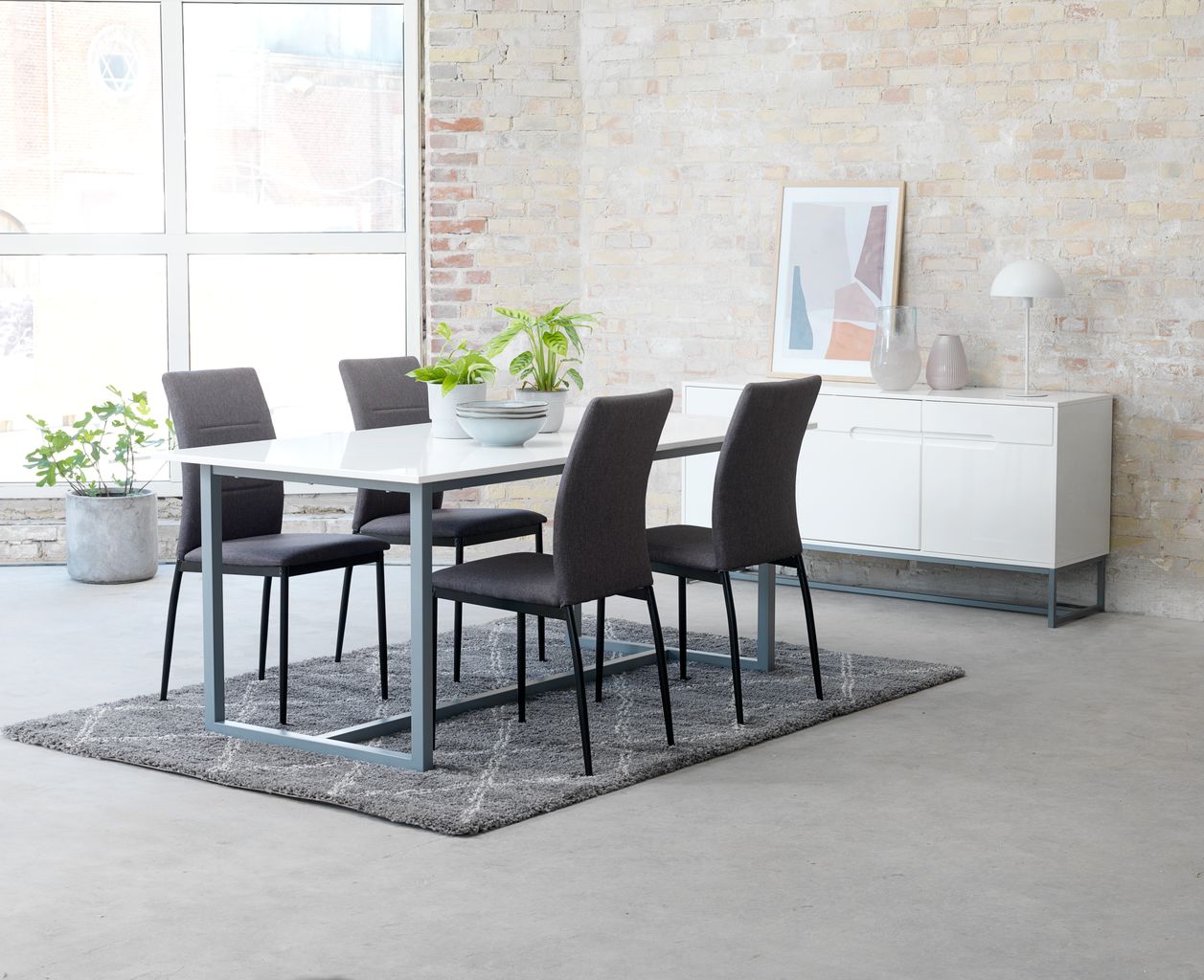 Phòng bếp Scandinavian Interior Design sử dụng đồ nội thất thiết kế tối giản nhưng vẫn đầy đủ tiện nghi