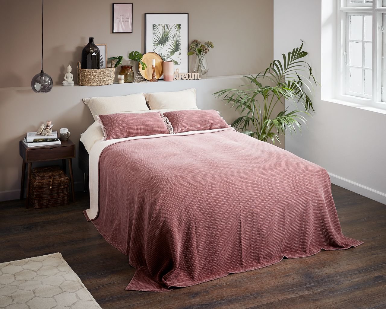 Gam màu sáng, màu pastel là lựa chọn phù hợp để trang trí phòng ngủ nhỏ cho nữ