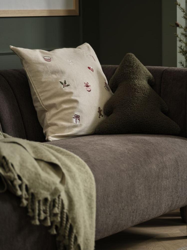 Dùng gối trang trí làm quà giáng sinh cho đồng nghiệp cũng là một ý tưởng không tồi. 