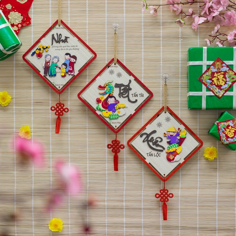 Trang tr&iacute; ph&ograve;ng kh&aacute;ch đ&oacute;n tết bằng c&acirc;u đối đỏ vừa đơn giản, nhanh ch&oacute;ng