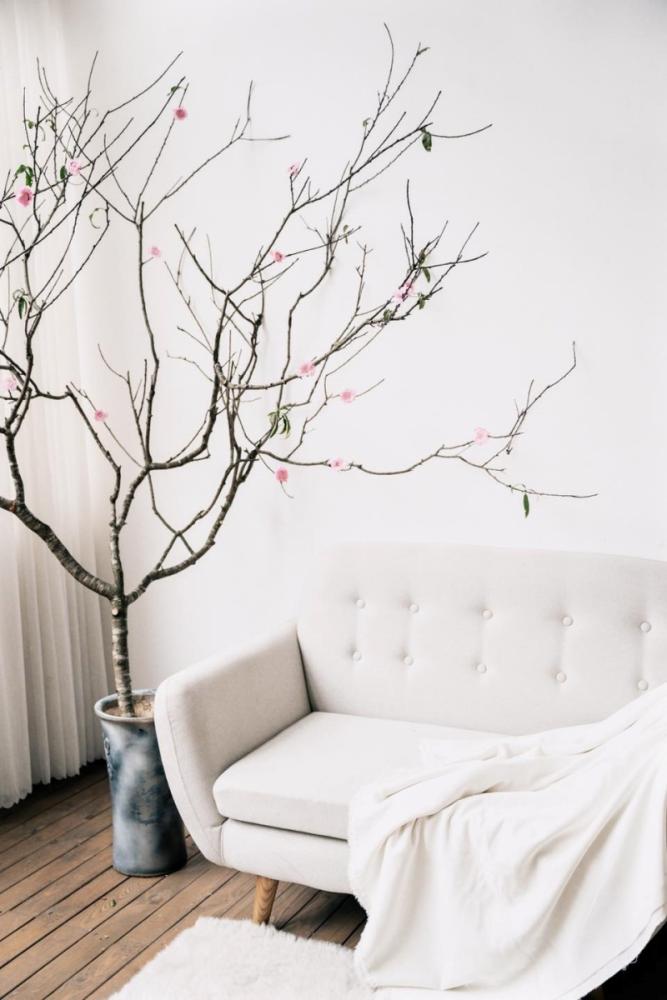 Trang tr&iacute; ph&ograve;ng kh&aacute;ch ng&agrave;y Tết đơn giản với c&acirc;y đ&agrave;o, c&acirc;y mai, nhưng vẫn khiến ph&ograve;ng kh&aacute;ch mang cảm gi&aacute;c xu&acirc;n đ&oacute;n Tết rồi.