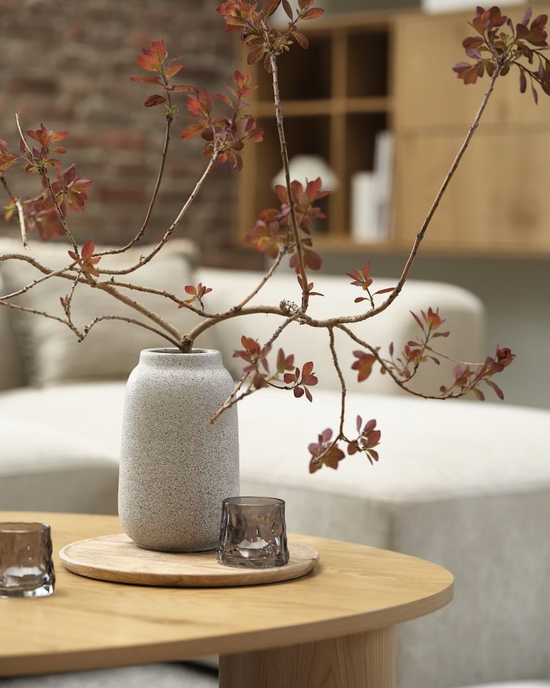 Nếu kh&ocirc;ng muốn sử dụng c&acirc;y cảnh, bạn cũng c&oacute; thể cắm một b&igrave;nh hoa để chưng Tết.