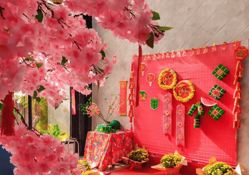 Mẫu 1: Trang trí tiểu cảnh tết xưa với cây đào, cây mai.