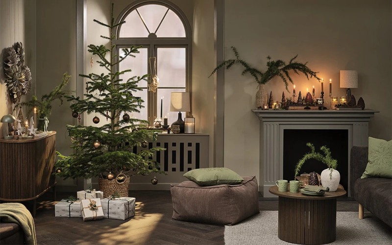 Góc đọc sách ấm áp trang trí Giáng Sinh phong cách Bắc Âu