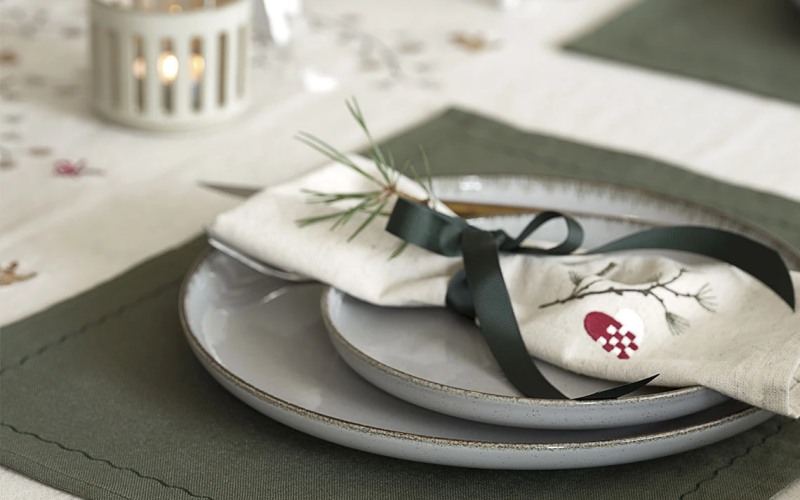 Bàn ăn Giáng Sinh trang trí đẹp mắt và tinh tế