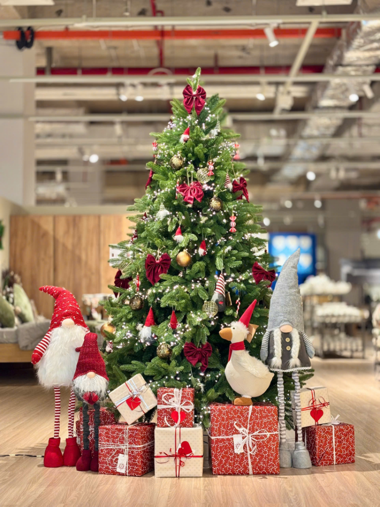 Trang trí thần lùn Giáng sinh với cây thông Noel