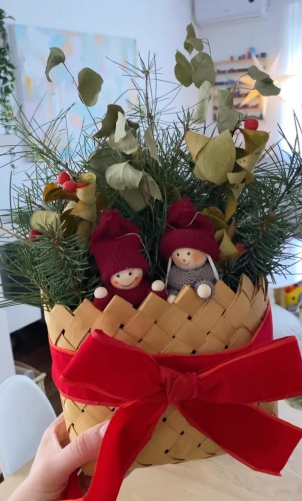 Trang trí thần lùn Giáng sinh với hoa khô