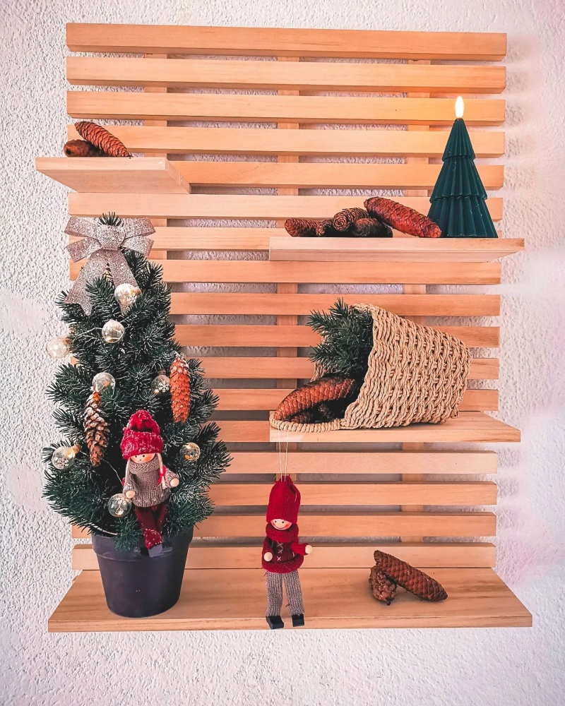 Trang trí thần lùn Giáng sinh với kệ sách nhỏ