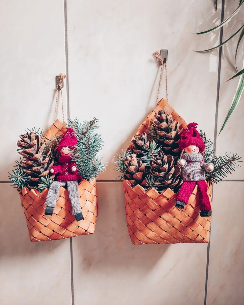 Trang trí thần lùn Giáng sinh với quả thông